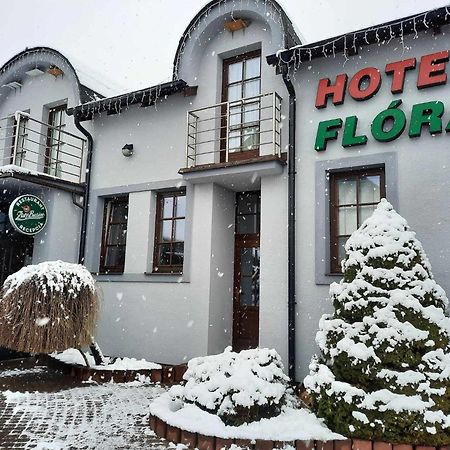 Hotel Flora Bešeňová エクステリア 写真
