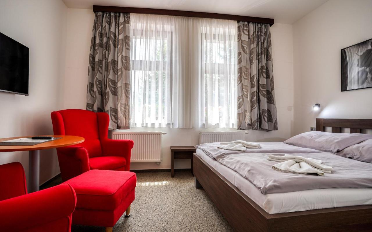 Hotel Flora Bešeňová エクステリア 写真