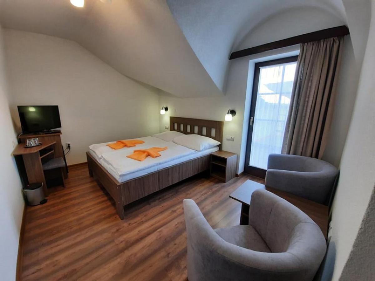 Hotel Flora Bešeňová エクステリア 写真