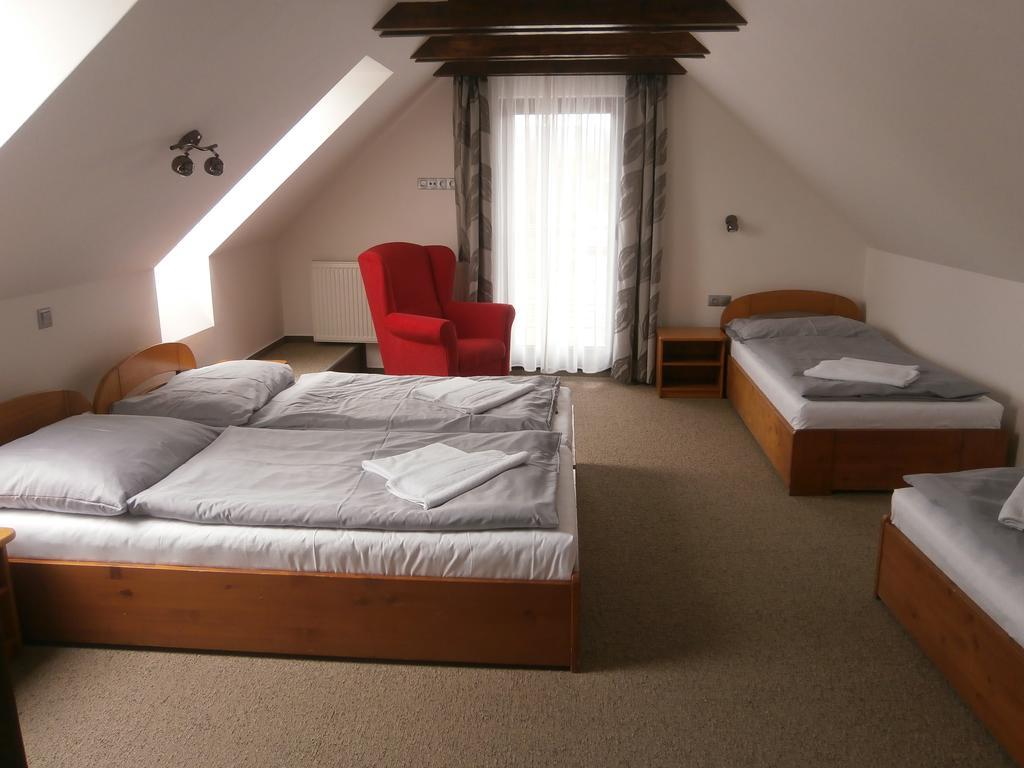 Hotel Flora Bešeňová エクステリア 写真