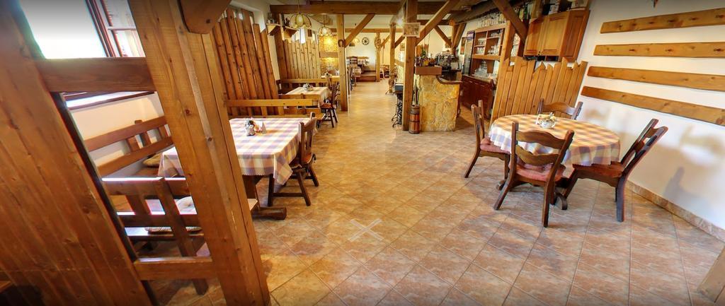 Hotel Flora Bešeňová エクステリア 写真