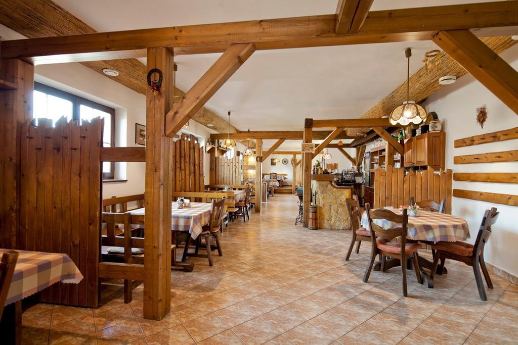 Hotel Flora Bešeňová エクステリア 写真