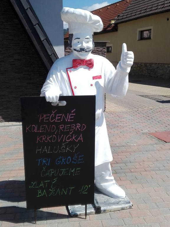 Hotel Flora Bešeňová エクステリア 写真
